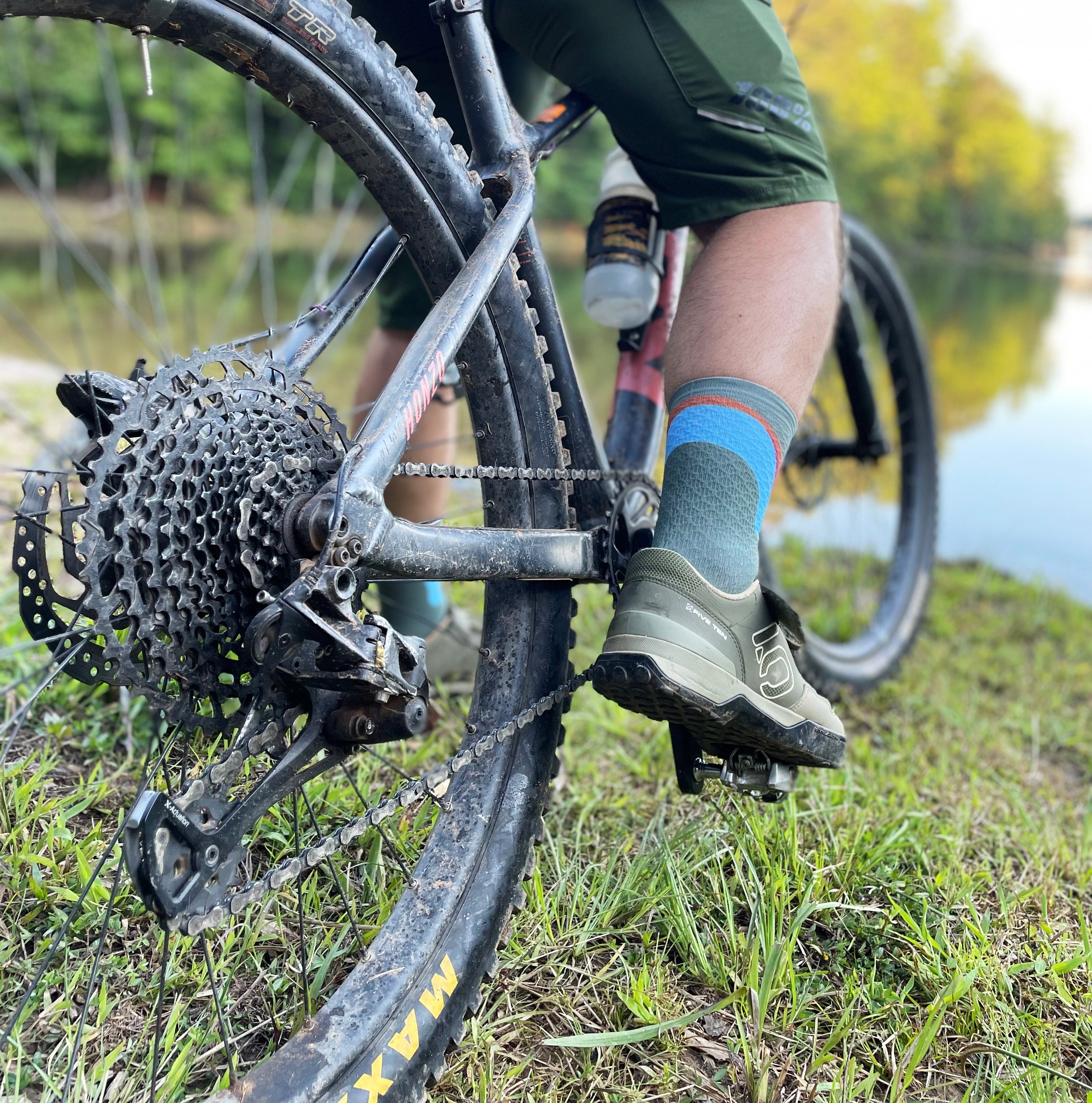 Thin Tri-Colored Stripe Wave Aero Cycling Socks | Evo 6” Cuff | DeFeet